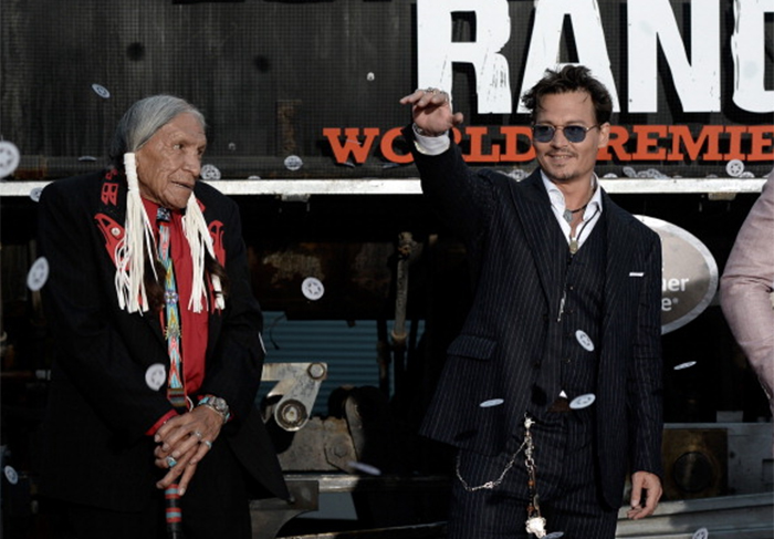 Johnny Depp surpreende indígenas em exibição especial de O Cavaleiro Solitário
