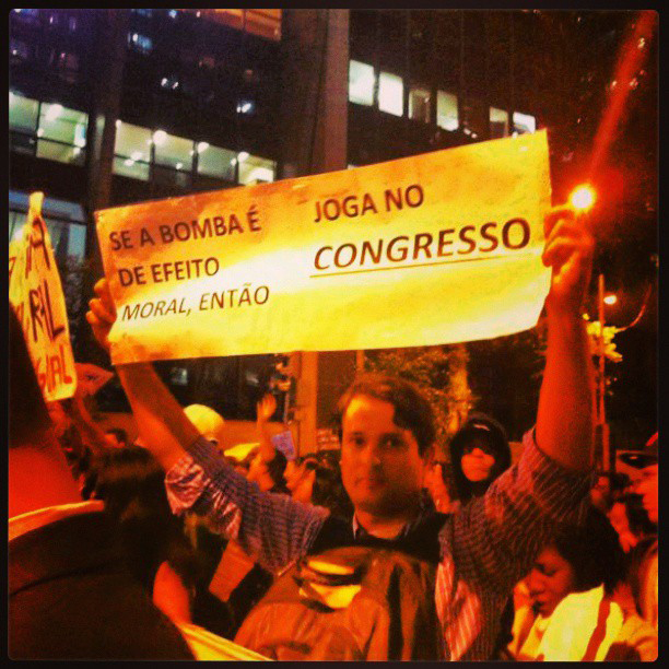 Carolinie Figueiredo participa de protesto no Rio de Janeiro