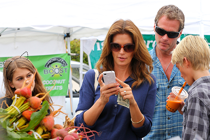  Cindy Crawford tem dia de feira com toda a família