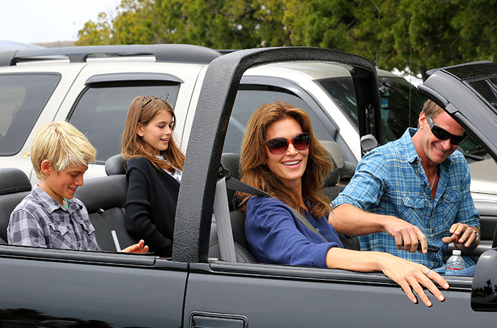  Cindy Crawford tem dia de feira com toda a família