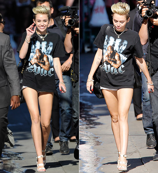 Miley Cyrus chega de mini short e camiseta para se apresentar em programa