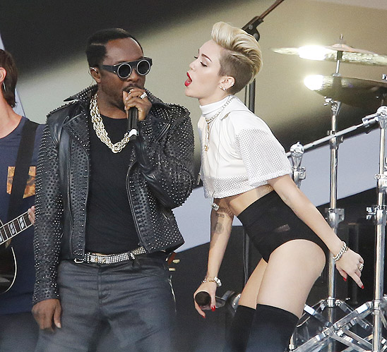 Cyrus se apresentou com Will.I.am, durante o Jimmy Kimmel Live, usando shorts colantes e mini blusa.