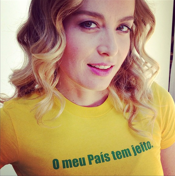 Angélica usa camiseta de apoio às mudanças no Brasil