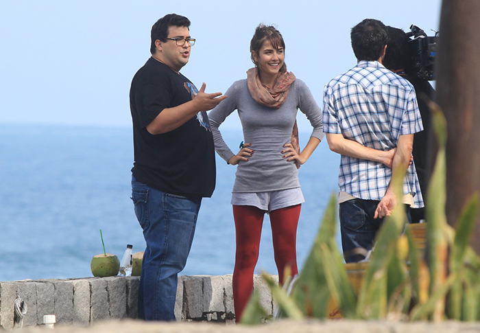 Maria Casadevall grava com André Marques em orla carioca