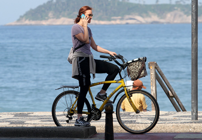 Julia Lemmertz anda de bicicleta na orla do Leblon