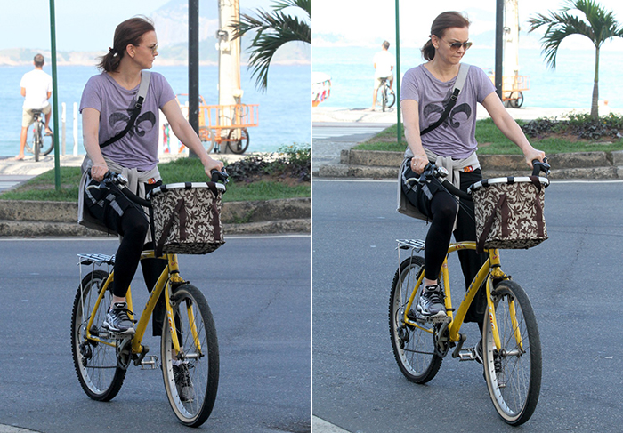 Julia Lemmertz anda de bicicleta na orla do Leblon