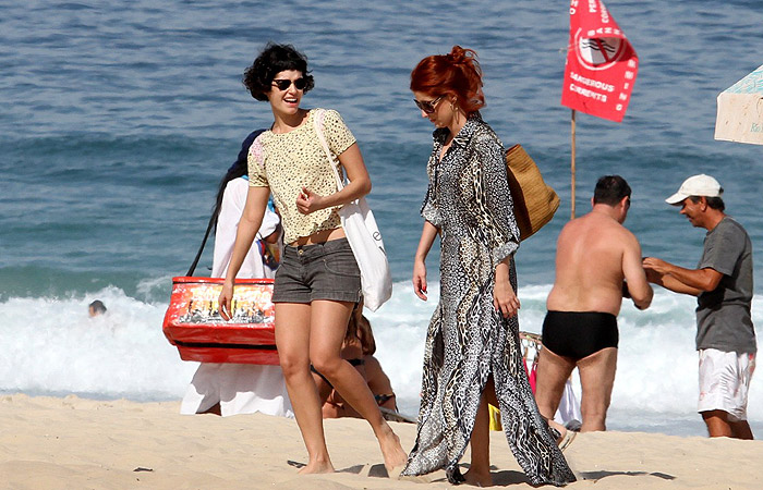 Maria Flor passeia com as amigas pela praia de Ipanema