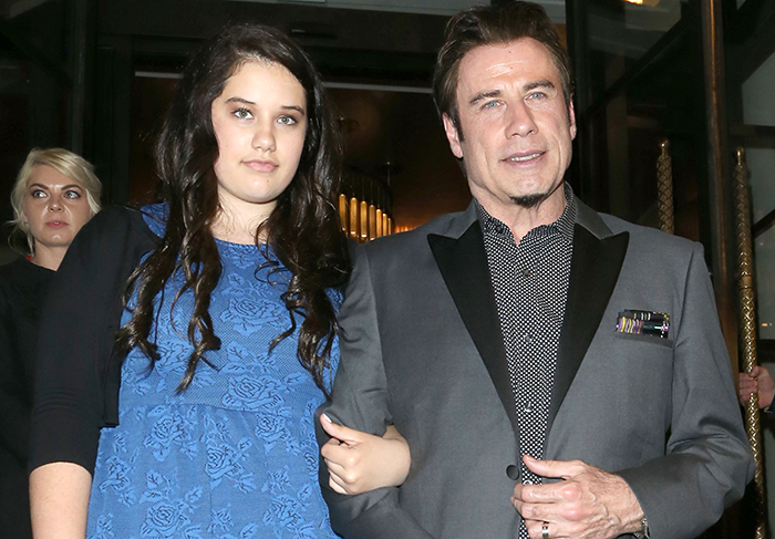 John Travolta vai à exibição especial de seu novo longa com a filha, Ella Bleu