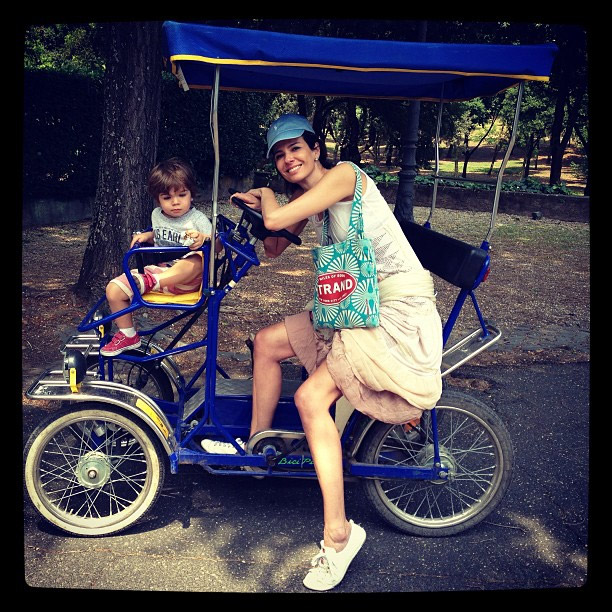 Luciana Gimenez curte dia no parque com Lorenzo