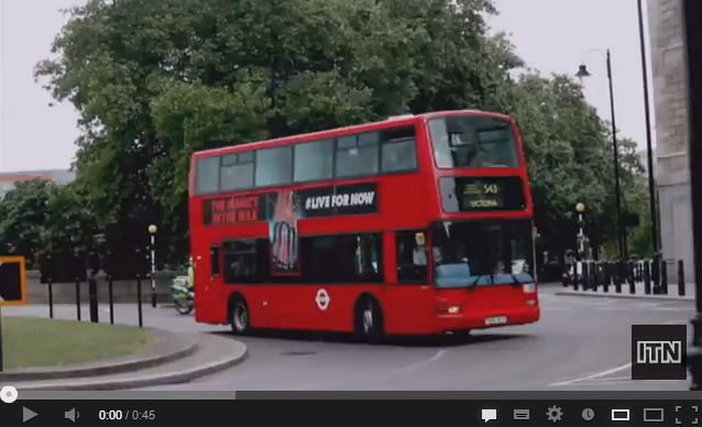 Homem que levita em ônibus encanta as pessoas nas ruas de Londres