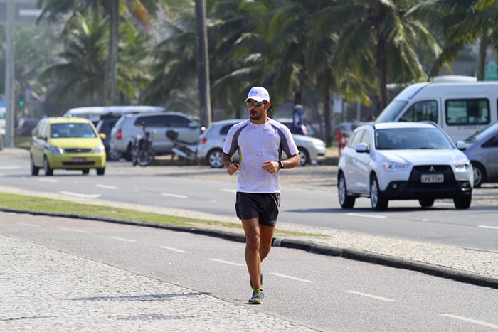 Juliano Cazarré se exercita na orla da Barra da Tijuca