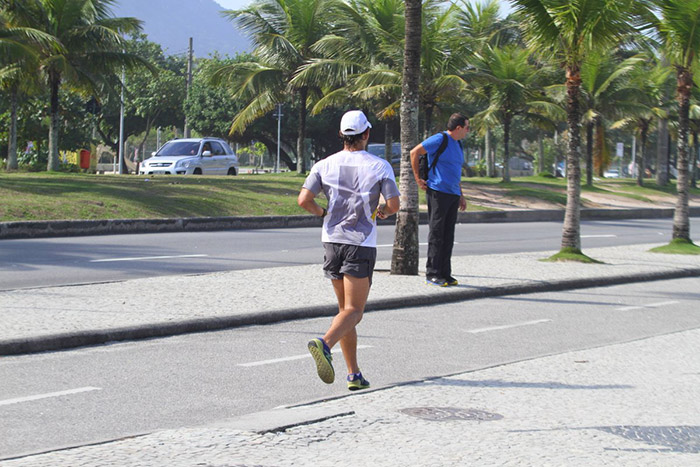 Juliano Cazarré se exercita na orla da Barra da Tijuca