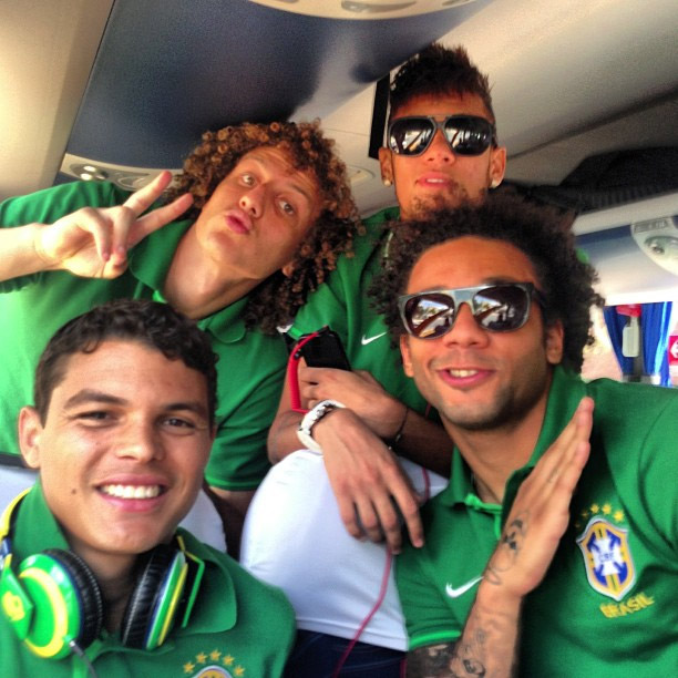 No ônibus, Neymar faz farra com colegas da Seleção Brasileira
