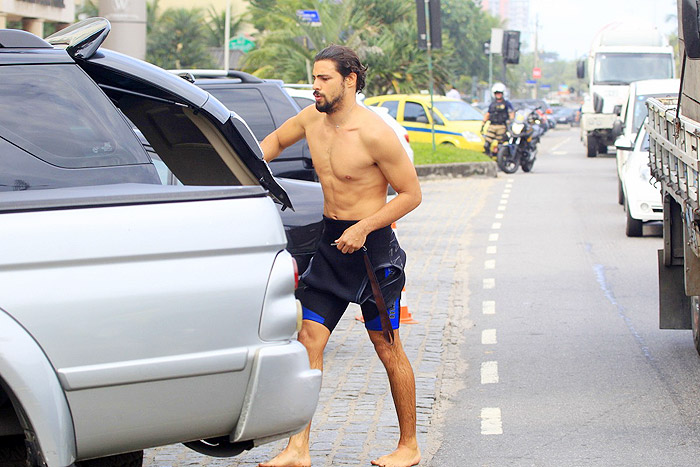 Cauã Reymond deixa a prancha de lado e nada na praia da Barra