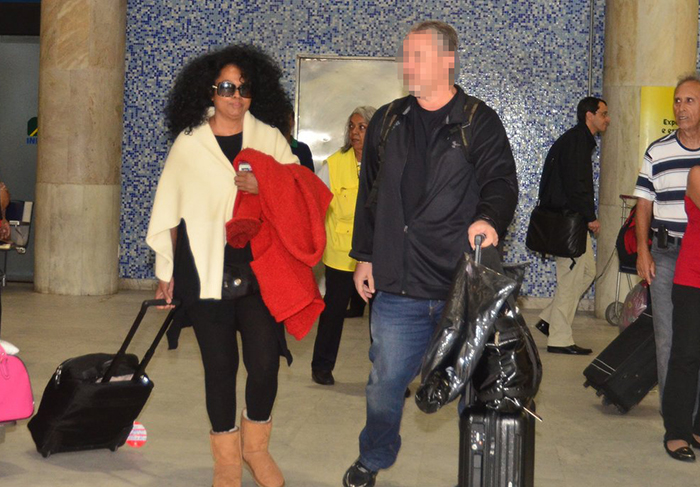 Diana Ross desembarca no Rio de Janeiro com look confortável