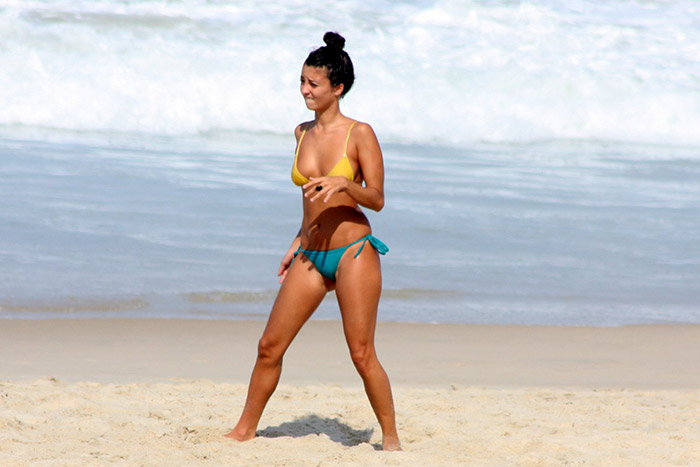De biquíni, ex-atriz de Malhação bate bola na praia de Ipanema