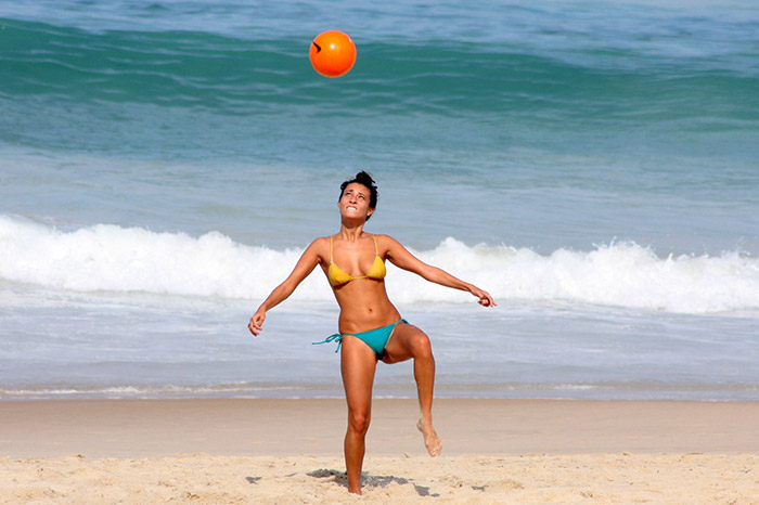 De biquíni, ex-atriz de Malhação bate bola na praia de Ipanema