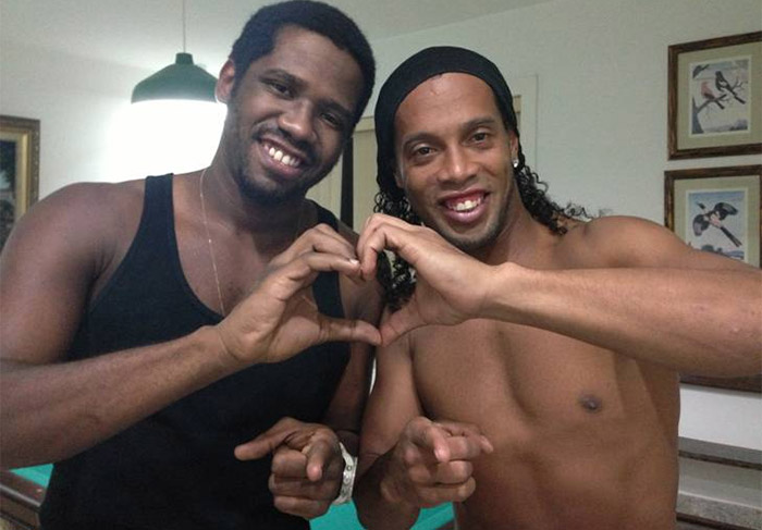 Ronaldinho Gaúcho presta homenagem ao padrinho, Jorge Aragão