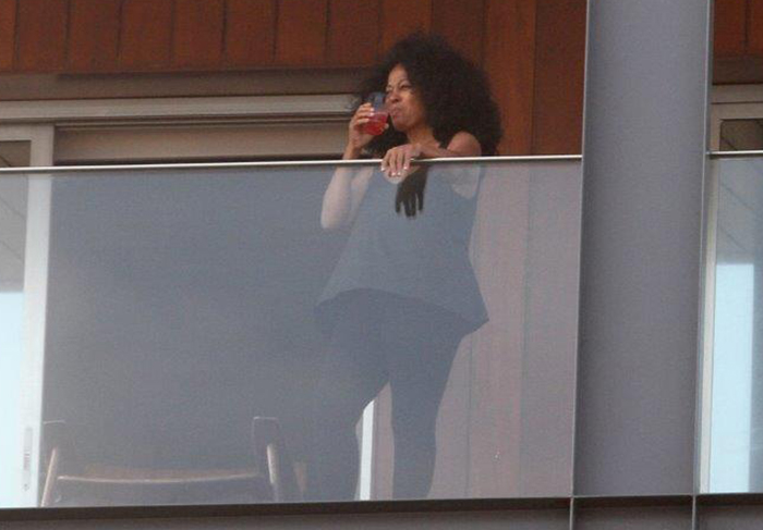 Diana Ross bebe suco na sacada do Hotel Fasano