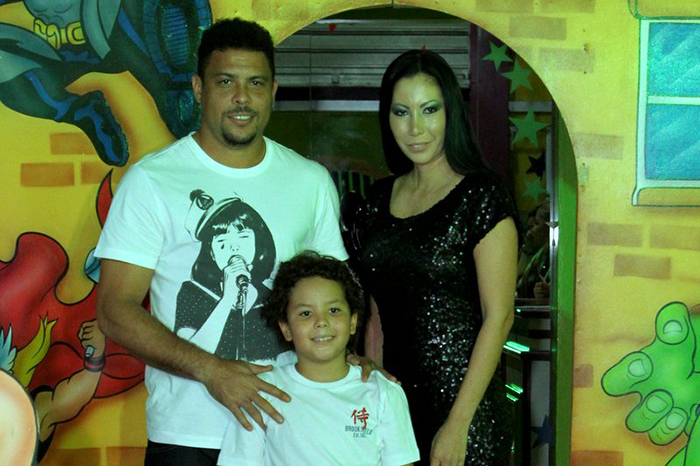 Ronaldo Fenômeno comemora aniversário do filho Alex, ao lado da mãe do garoto
