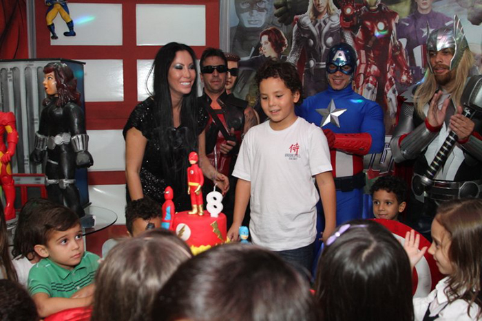 Alex comemora 8 anos com festa com tema dos Super-Heróis