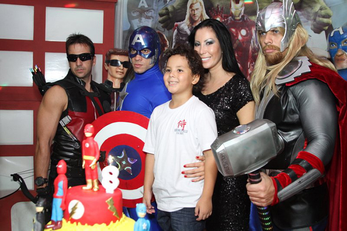 Alex, filho de Ronaldo Fenômeno, com sua mãe, ao lado dos personagens Super-Heróis que animaram a festa