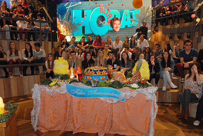 Serginho ganha mesa com bolo de aniversário no Altas Horas especial