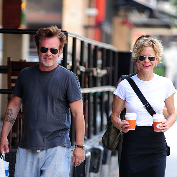 Sem maquiagem, Meg Ryan passeia com o namorado por Nova York