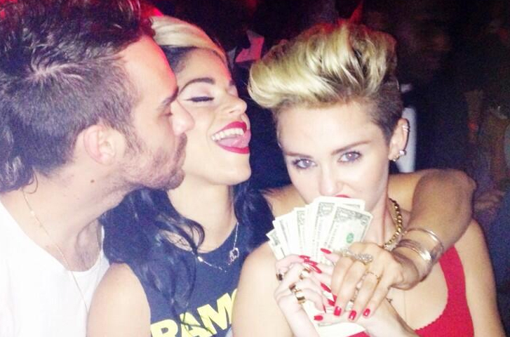 Miley Cyrus posta foto beijando notas de dinheiro em boate