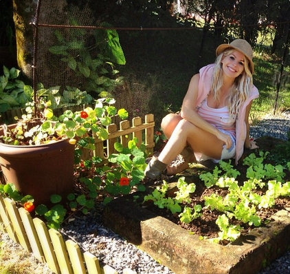 A Karina Bacchi mostra sua horta particular