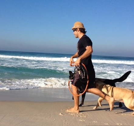 Kayky Brito passeia com o cachorro na praia