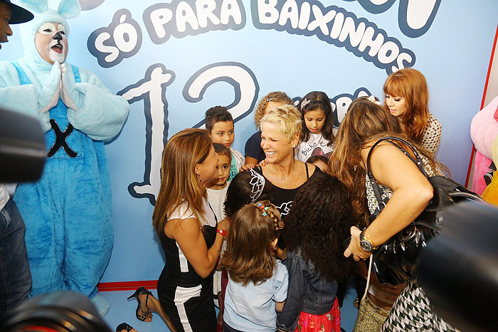 Xuxa se diverte com Nívea Stelmann, Simone Soares e fãs mirims