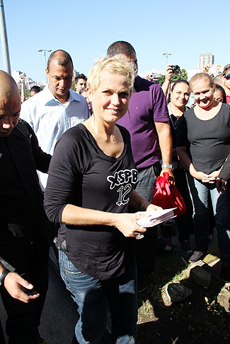 Xuxa atendeu os fãs em divulgação de novo DVD