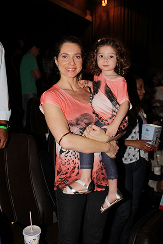 Letícia Spiller levou a pequena Stella para o evento de Xuxa