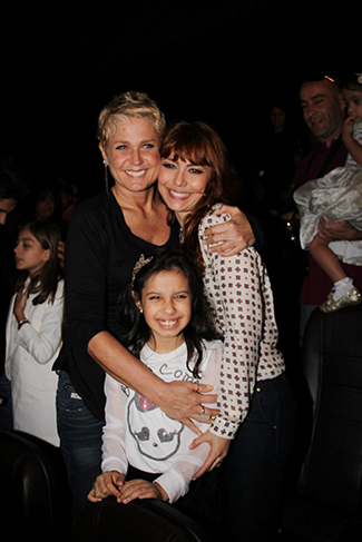 Simone Soares e sua filha conferiram o lançamento do Xuxa Só Para Baixinhos 12