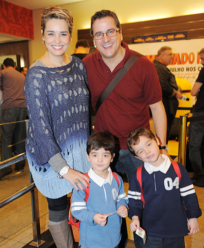 Suzy Rego e Fernando Vieira levaram os gêmeos para conferir Meu Malvado Favorito 2