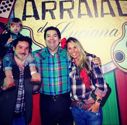 Adriane Galisteu posta foto com a família no arraial do Faustão