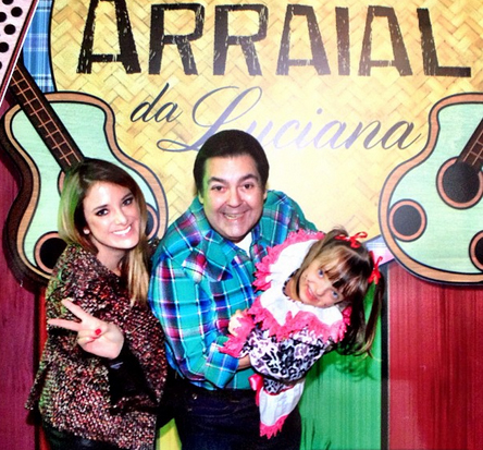 Adriane Galisteu posta foto com a família no arraial do Faustão