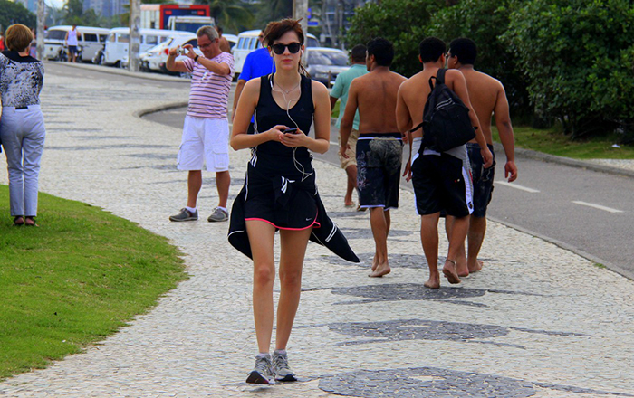 De shortinho, Sophia Abrahão caminha na Barra da Tijuca