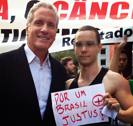 Roberto Justus grava no meio de um protesto na Avenida Paulista