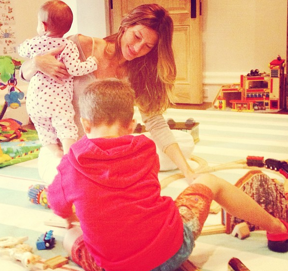 Gisele Bündchen passa o domingo curtindo os filhos