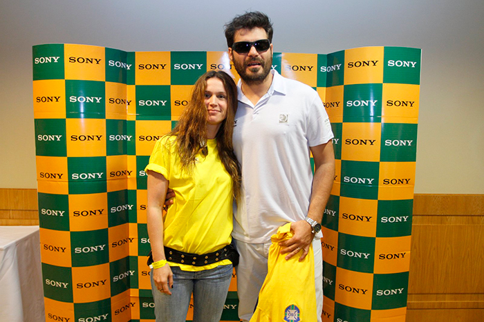 Danielle Winits e Thiago Lacerda vão a evento para assistirem o jogo do Brasil 