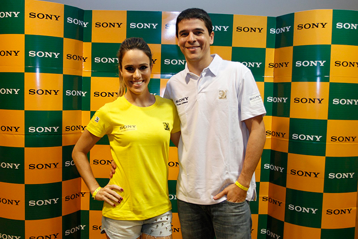 Danielle Winits e Thiago Lacerda vão a evento para assistirem o jogo do Brasil 