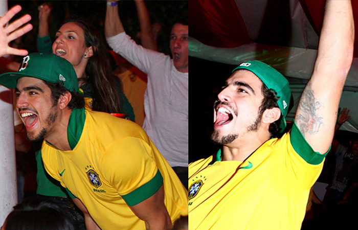 Ao lado do pai, Caio Castro vibra com os gols do Brasil