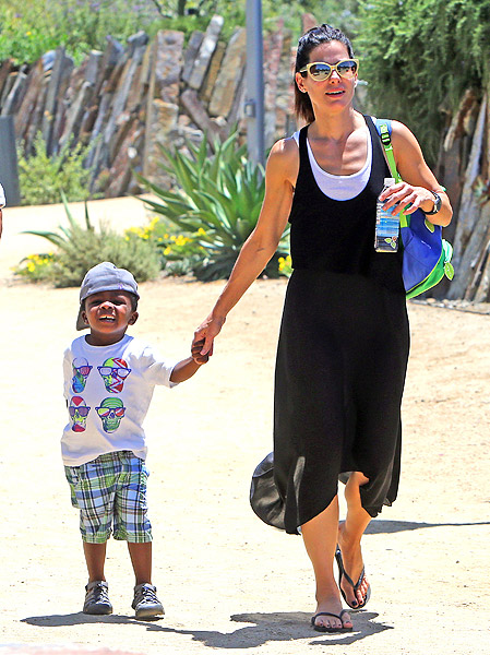 Filho de Sandra Bullock chama a atenção em passeio com a mãe