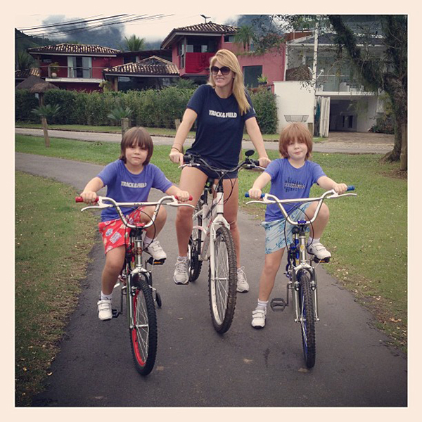  Val Marchiori passeia de bicicleta com os filhos