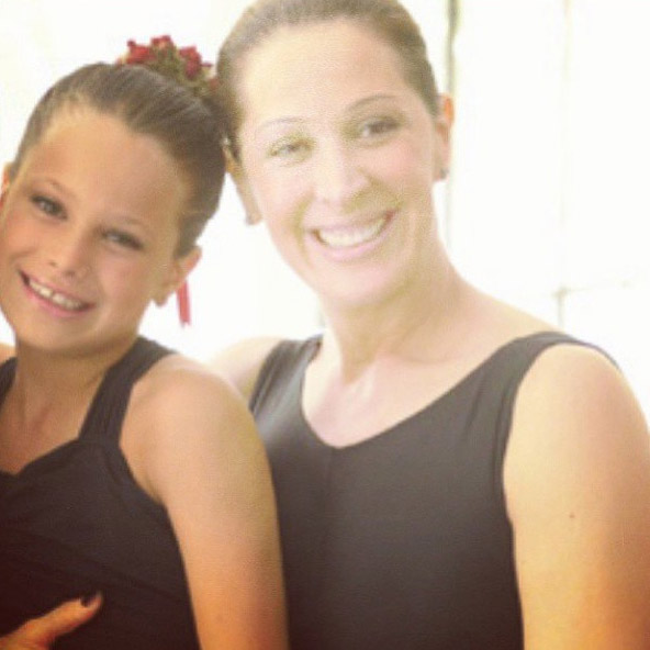 Claudia Raia divulga foto fazendo balé com a filha
