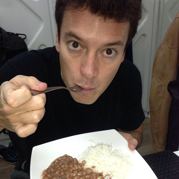Rodrigo Faro se delicia com arroz e feijão