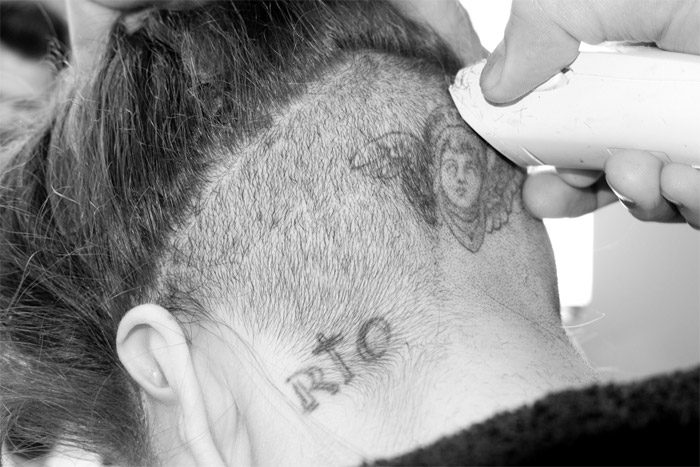 Lady Gaga raspa a cabeça e deixa tatuagem em homenagem ao Rio à mostra