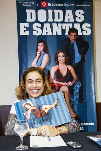 A atriz apresentou a peça que estará em cartaz no Teatro das Artes, em São Paulo